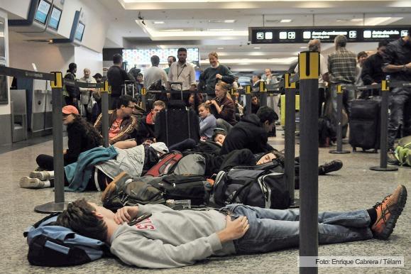Passengers napping in Check-in area, from Telam news agency