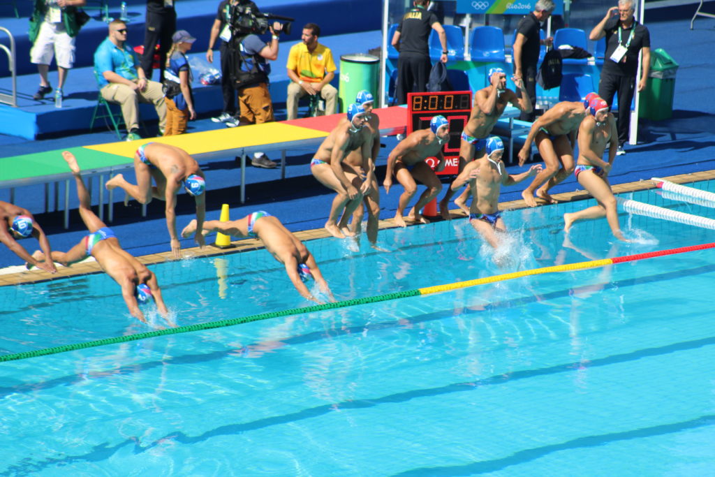 Team Italy dives into the water