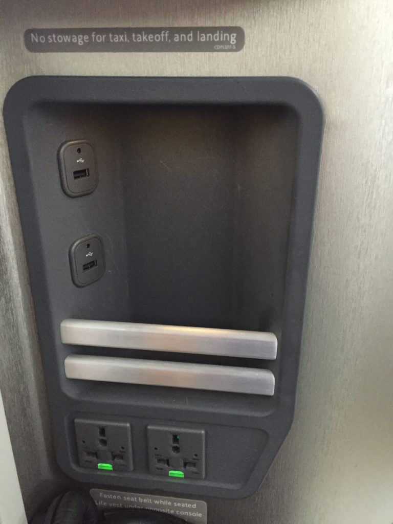 Power outlets AA 777