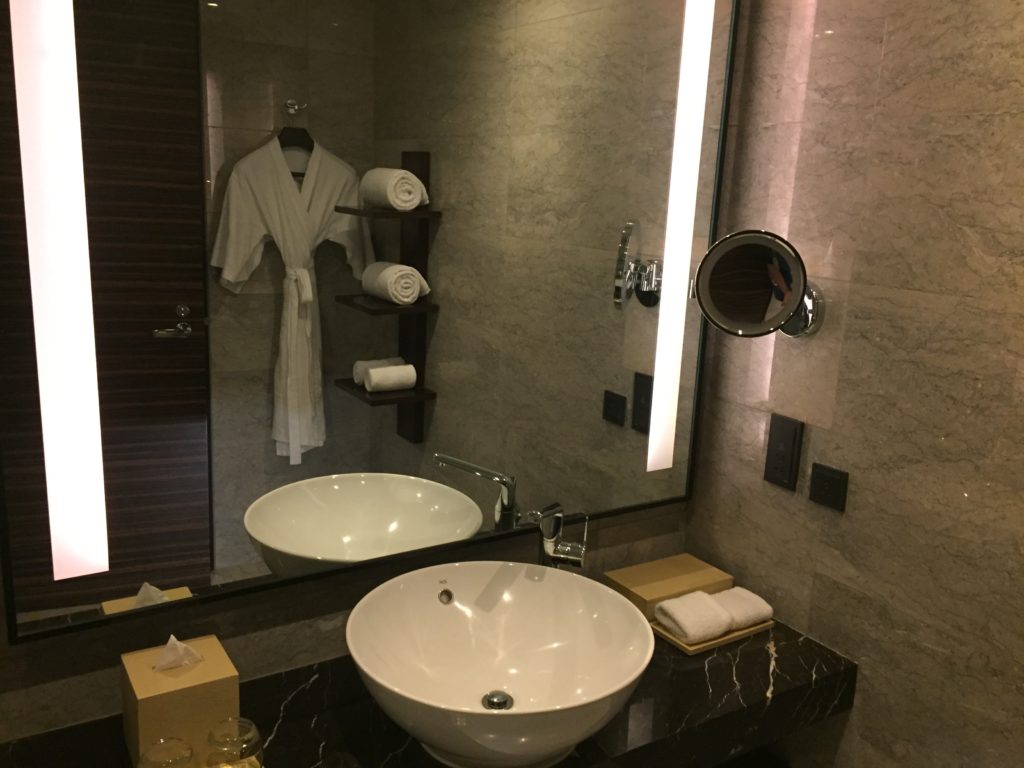 Hyatt City of Dreams Manila Room Bathroom