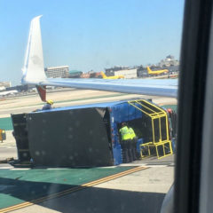 ¡Dios Mío! An Aeromexico 737 crashed into a truck on LAX runway